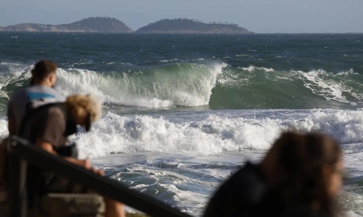 guarda-vidas-buscam-casal-que-desapareceu-na-praia-do-leme