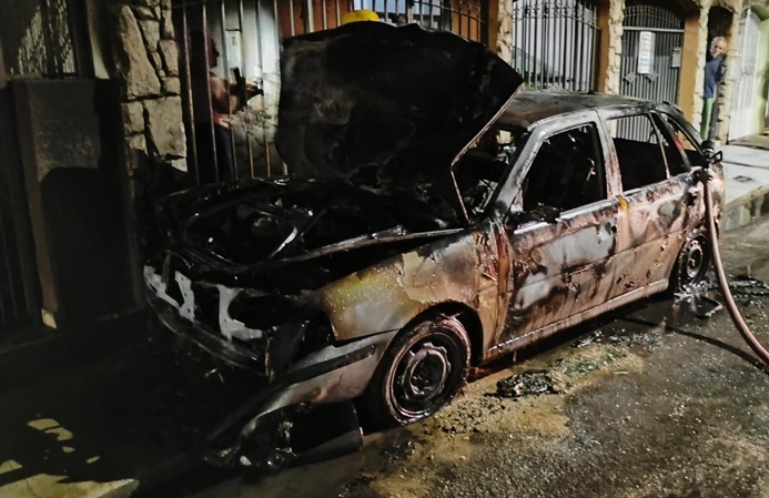 bombeiros-combatem-incendio-em-veiculo-no-matozinhos;-suspeita-e-de-acao-criminosa