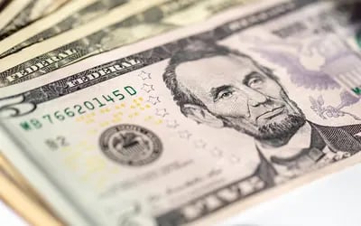 dolar:-moeda-encerra-o-ultimo-pregao-em-alta