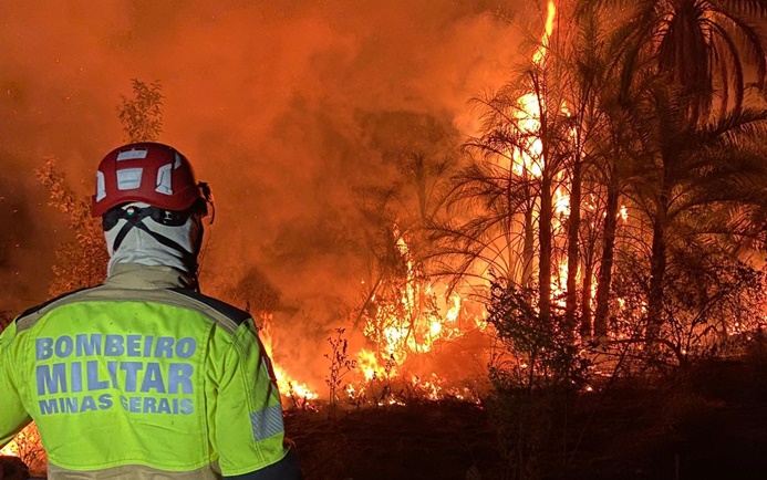 bombeiros-de-conselheiro-lafaiete-controlam-incendio-em-pastagem-que-atingiu-cerca-de-3-hectares