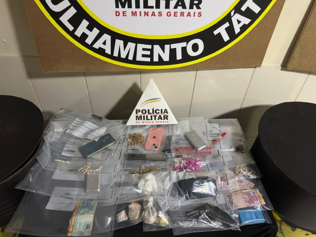tres-pessoas-sao-presas-por-trafico-de-drogas-e-porte-ilegal-de-arma-de-fogo-em-barbacena