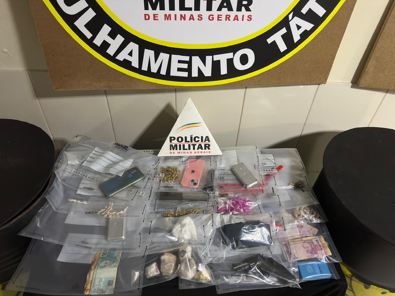 tres-pessoas-sao-presas-por-trafico-de-drogas-e-porte-ilegal-de-arma-de-fogo-em-barbacena