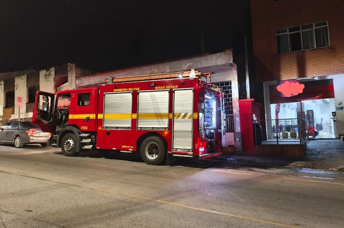corpo-de-bombeiros-atende-ocorrencia-de-fumaca-em-restaurante-e-evita-possivel-incendio