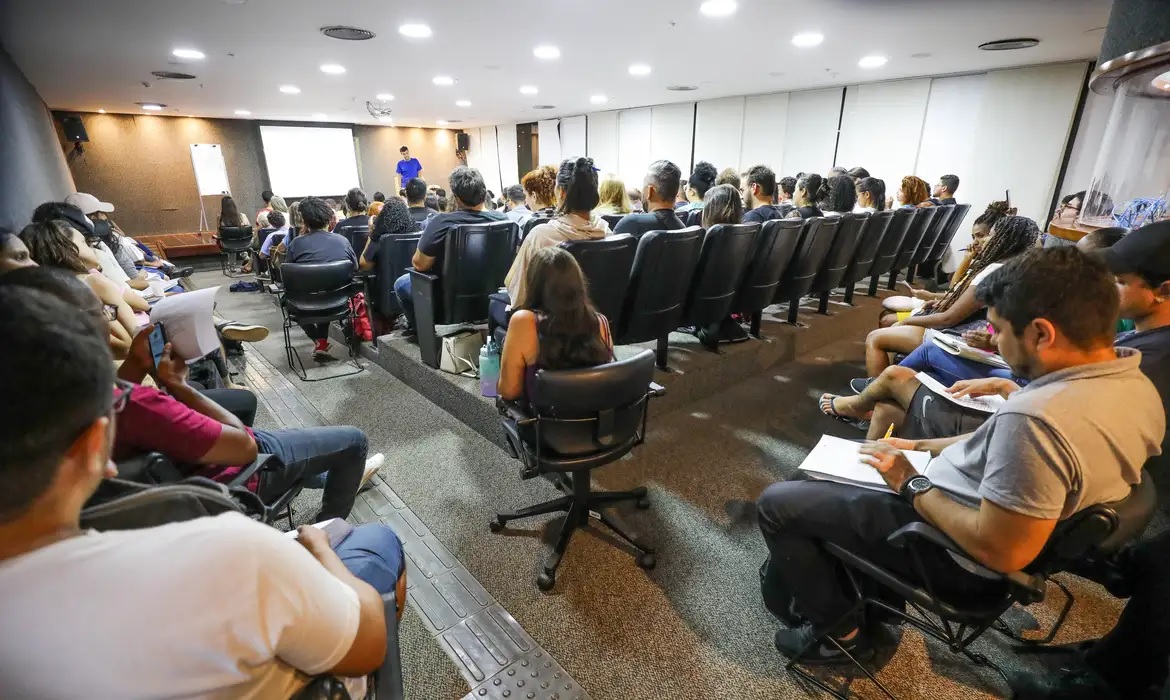 cnu:-governo-autoriza-nomeacao-de-mais-303-aprovados-para-vagas-extras