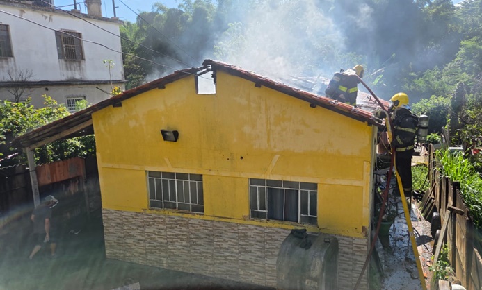 bombeiros-combatem-incendio-em-residencia-em-sao-joao-del-rei