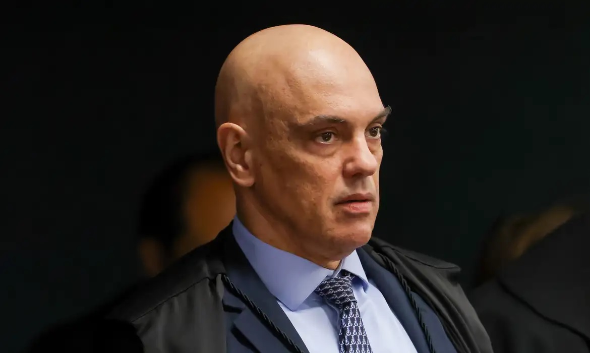 em-decisao,-moraes-cita-“eventual-tentativa-de-fuga”-de-bolsonaro