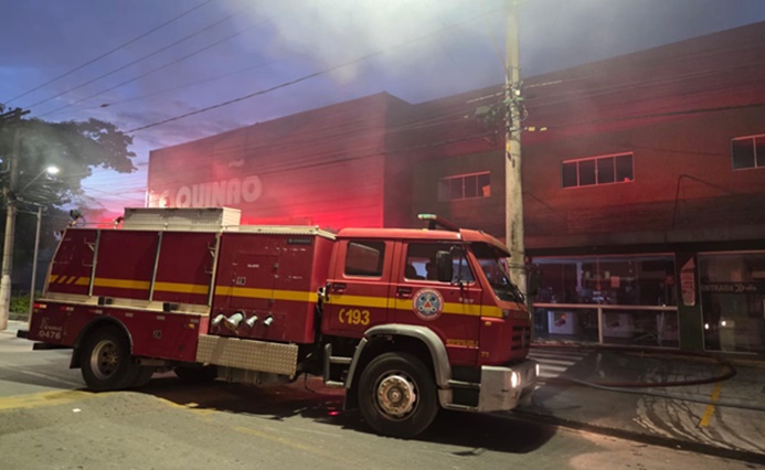 bombeiros-combatem-incendio-em-supermercado-em-santa-cruz-de-minas