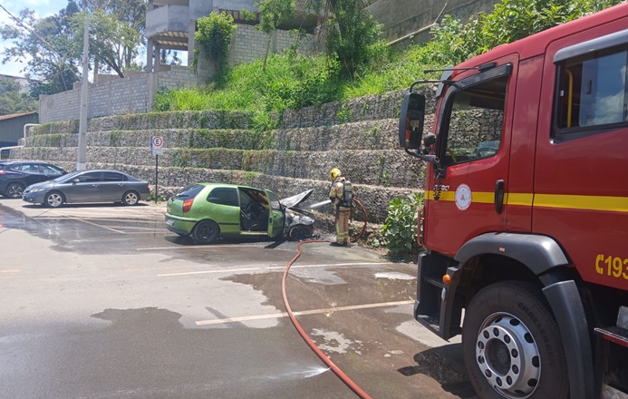 corpo-de-bombeiros-de-congonhas-combate-incendio-em-veiculo-no-bairro-praia