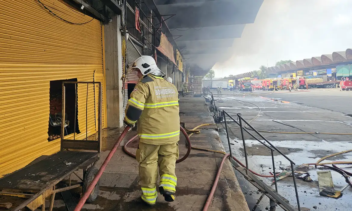 rio:-ceasa-informa-que-28-lojas-foram-destruidas-por-incendio