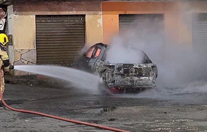 bombeiros-controlam-incendio-em-camionete-nas-primeiras-horas-da-manha