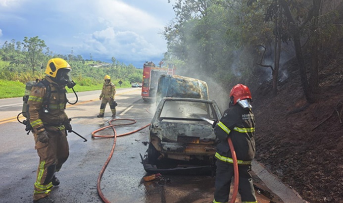 bombeiros-controlam-incendio-veicular-na-br-040