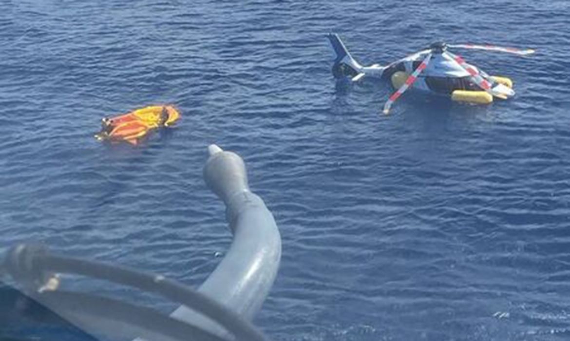 helicoptero-faz-pouso-forcado-no-mar-em-cabo-frio