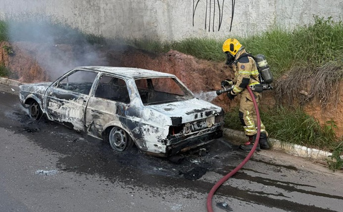 incendio-em-veiculo-automotor-no-bairro-progresso,-em-conselheiro-lafaiete