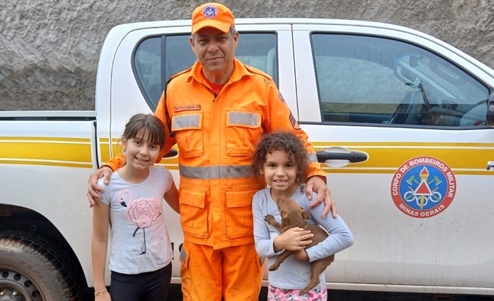 bombeiros-de-congonhas-resgatam-filhote-de-cachorro-em-local-de-dificil-acesso
