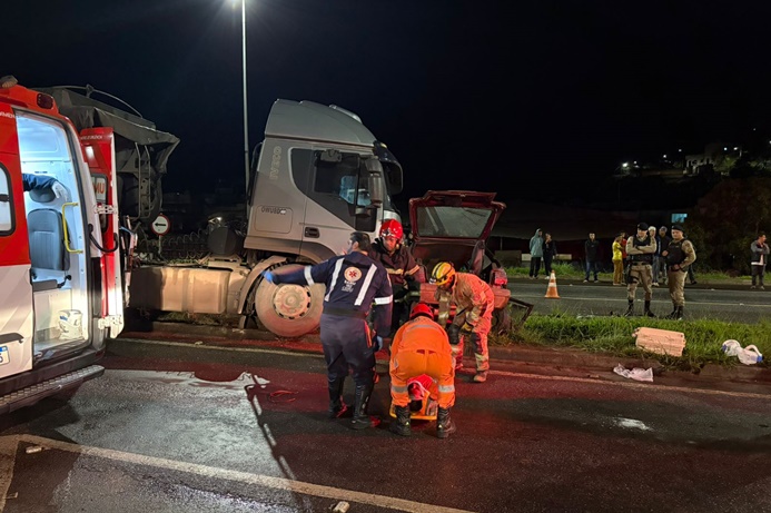 bombeiros-atuam-em-acidente-de-transito-com-vitimas-presas-as-ferragens