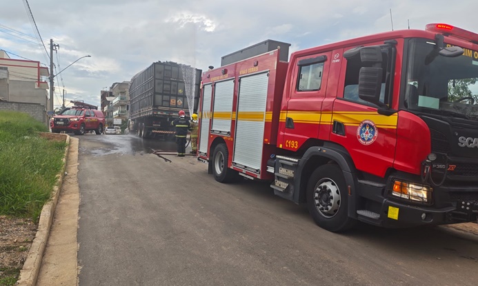 bombeiros-atendem-ocorrencia-de-possivel-incendio-em-caminhao-com-carga-de-carvao-em-alfredo-vasconcelos