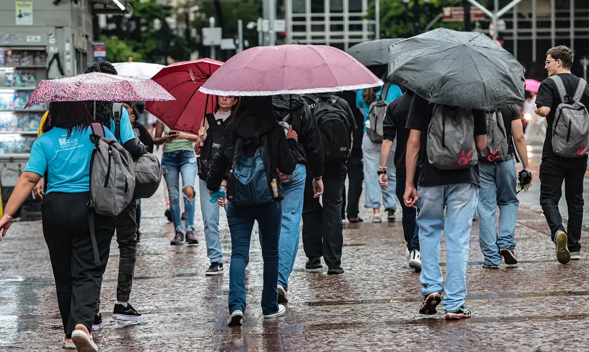 rio,-minas-e-sao-paulo-tem-alerta-de-“grande-perigo”-para-chuvas