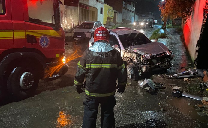 bombeiros-atuam-em-ocorrencia-de-principio-de-incendio-veicular-durante-a-madrugada