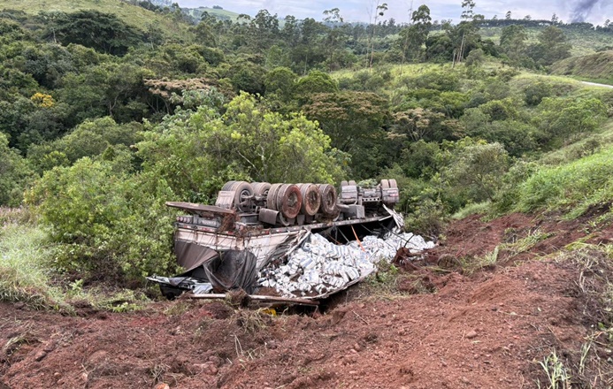 bombeiros-de-barbacena-atendem-acidente-automobilistico-na-br-265