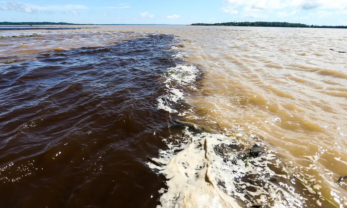 naufragio-no-amazonas-deixa-dois-mortos-e-sete-pessoas-desaparecidas