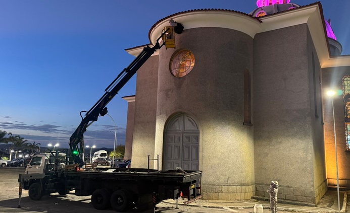 bombeiros-e-acionado-para-retirada-de-enxame-de-abelhas-na-basilica-de-sao-jose-operario-em-barbacena