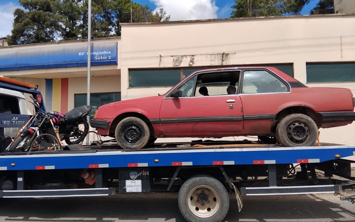 pm-recupera-em-barbacena-motocicleta-furtada-e-dois-homens-sao-detidos