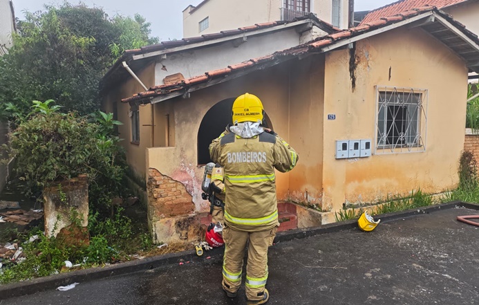 incendio-em-residencia-e-controlado-no-bairro-sao-sebastiao-em-barbacena