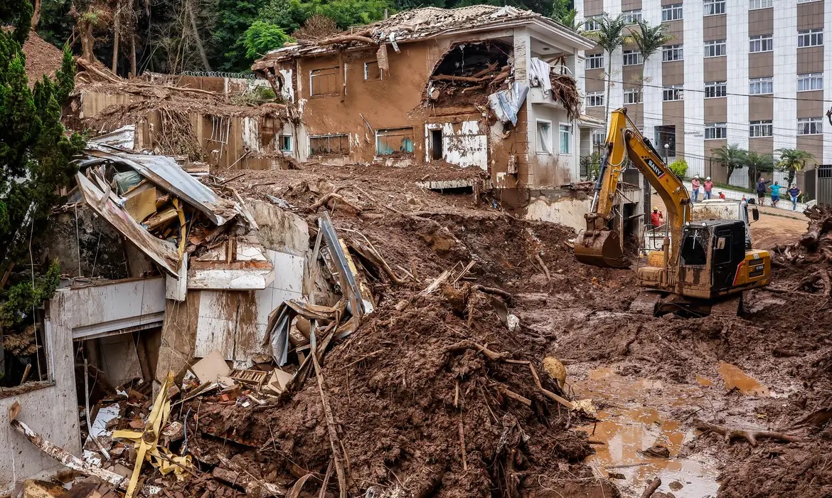 sobe-para-72-o-numero-de-mortos-nas-chuvas-em-minas-gerais