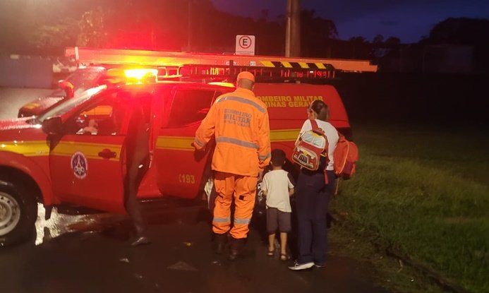 bombeiros-socorrem-criancas-ilhadas-em-distrito-de-barbacena