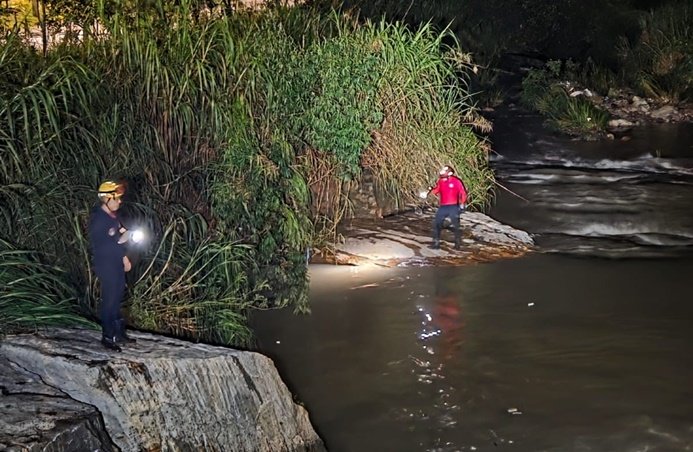 bombeiros-realizam-buscas-por-possivel-vitima-arrastada-pela-correnteza-de-um-corrego-em-barbacena