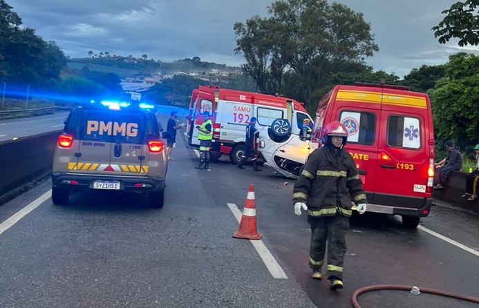 acidente-com-capotamento-na-br-040-deixa-um-morto-e-dois-feridos-em-barbacena