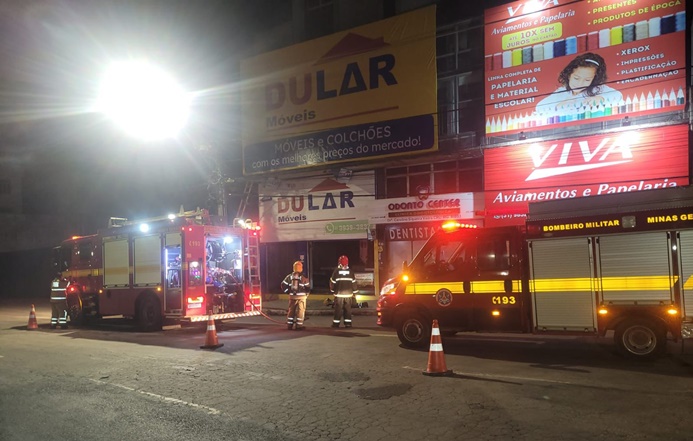 corpo-de-bombeiros-combate-incendio-em-edificio-comercial-no-centro-de-conselheiro-lafaiete