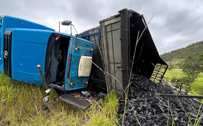 homem-morre-apos-caminhao-com-carga-de-carvao-tombar-sobre-seu-veiculo-na-br-494