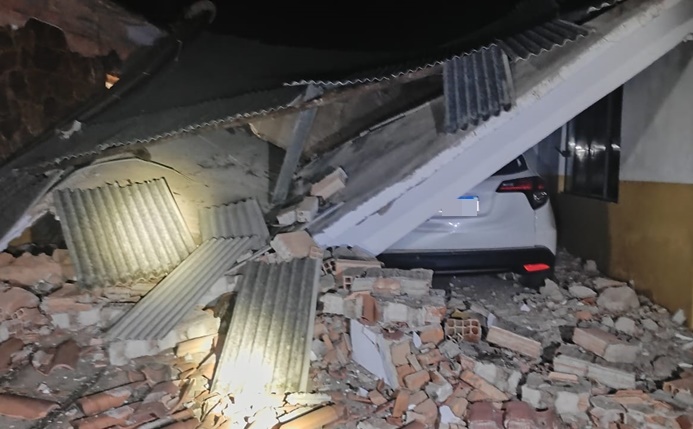 bombeiros-atendem-ocorrencia-de-desabamento-de-uma-laje-de-garagem-residencial