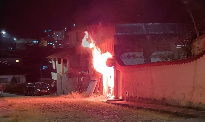 bombeiros-controla-incendio-em-residencia-e-evita-propagacao-das-chamas-em-barbacena