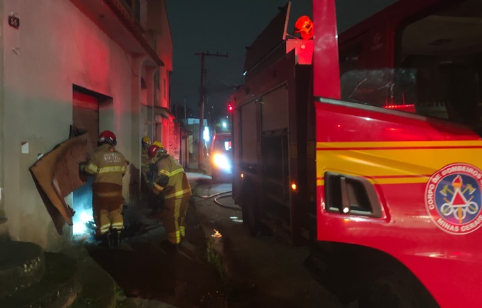 bombeiros-atendem-incendio-em-imovel-residencial-no-bairro-monsenhor-mario-quintao