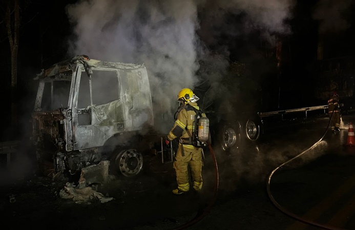 carreta-pega-fogo-na-br-040-em-ressaquinha-e-mobiliza-bombeiros-de-barbacena