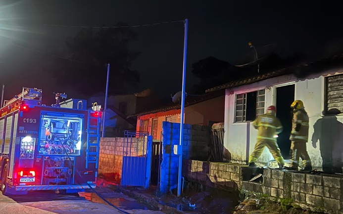 corpo-de-bombeiros-combate-incendio-em-residencia-no-bairro-nova-cidade-em-barbacena