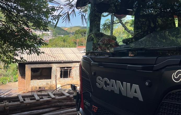 corpo-de-bombeiros-combate-incendio-em-residencia-na-colonia-rodrigo-silva