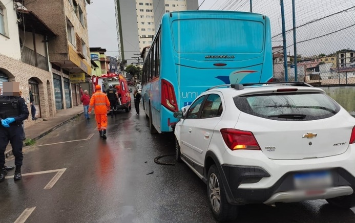corpo-de-bombeiros-militar-atende-vitima-de-colisao-entre-carro-e-onibus-em-conselheiro-lafaiete